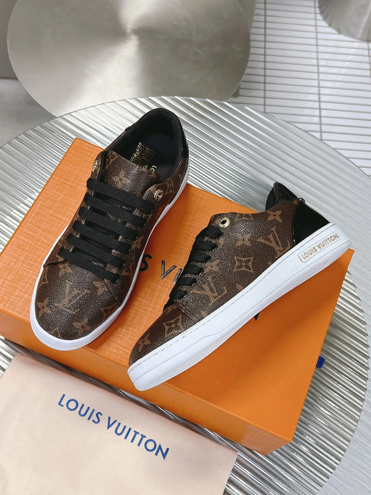 P700👟👟 𝙇𝙑 𝟐𝟎𝟐3/𝐒𝐒 𝐧𝐞𝐰 𝐓𝐢𝐦𝐞 𝐨𝐮𝐭# New thick-soled white shoes This series is simply too eye-catching, a must-have fashion item! The bright and jumping letter logo design is full of energy, sweet and salty. Continuing the previous heightening version, it is as easy to wear as ever, a sincere work! ! The upper is made of imported silk cowhide, with a delicate texture comparable to zP! Lining/foot pads are made of cowhide, durable and wear-resistant. The original molded TPU outsole, the details are consistent with the original. Please distinguish it from cheap products on the market Size: 35-44